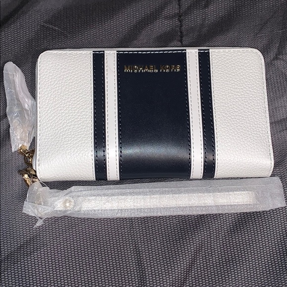 Michael Kors Handbags - Michael Kors wristlet